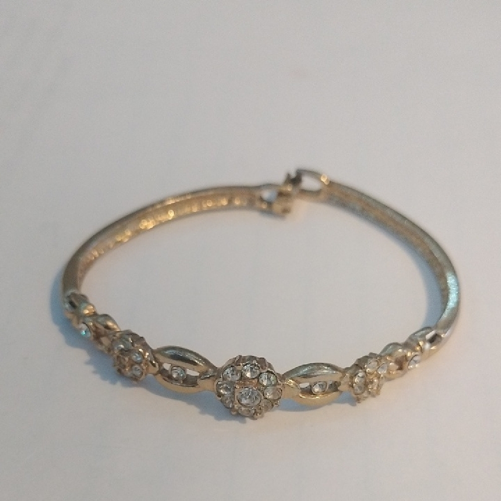 Elegant Gold Bracelet with Floral Design